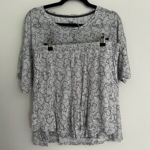 Disney | Woman’s Sz L | Grey and Black Two Piece Pajama Set 💖